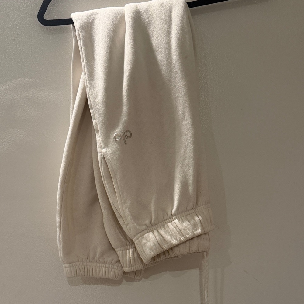 ALO Yoga Cream Hoodie & pants - Picture 3 of 3